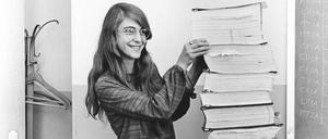 Der Code für den Apollo-Bordcomputer – hier als Papierstapel – machte Software-Pionierin Margaret Hamilton richtig groß. 