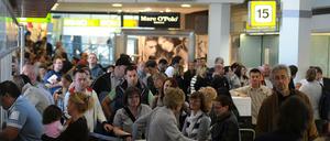 Gedränge am Flughafen Berlin-Tegel: Beschwerden von Fluggästen machen den Löwenanteil der Arbeit der Schlichtungsstelle aus.
