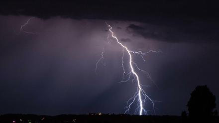 Einige Blitze waren in der Nacht zu Sonntag über Berlin am Himmel zu sehen.