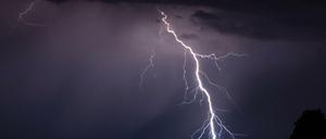 Einige Blitze waren in der Nacht zu Sonntag über Berlin am Himmel zu sehen.