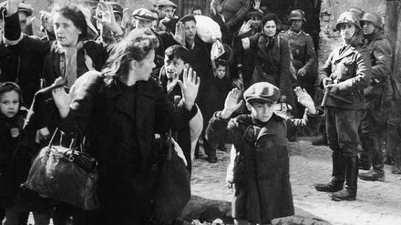 Josef Blösche (rechts, mit Maschinenpistole) bei der Razzia im Ghetto 1943.