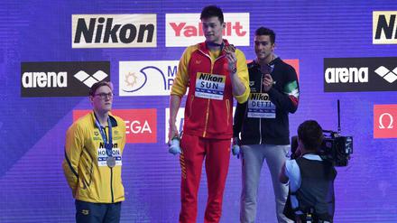 Der Protest. Mack Horton (l.) tritt nicht auf das Siegerpodium, auf dem Sun Yang (M.) schon seine Goldmedaille präsentiert.