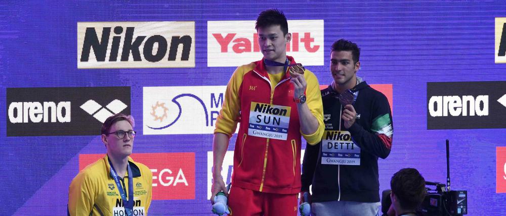 Der Protest. Mack Horton (l.) tritt nicht auf das Siegerpodium, auf dem Sun Yang (M.) schon seine Goldmedaille präsentiert.