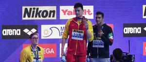 Der Protest. Mack Horton (l.) tritt nicht auf das Siegerpodium, auf dem Sun Yang (M.) schon seine Goldmedaille präsentiert.
