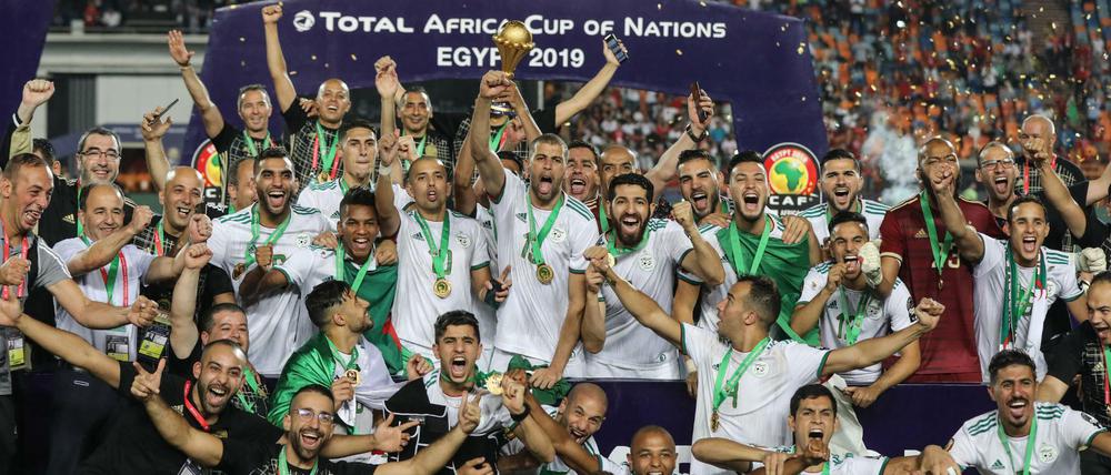 So sehen Sieger aus. Algeriens Fußballer feiern ihren Triumph beim Afrika-Cup.
