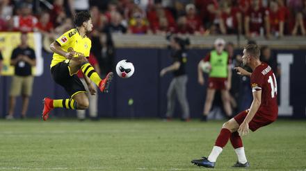 Große Sprünge, hohe Ambitionen. Dortmunds Nachwuchsspieler Immanuel Pherai (l.) will Liverpools Henderson blocken.