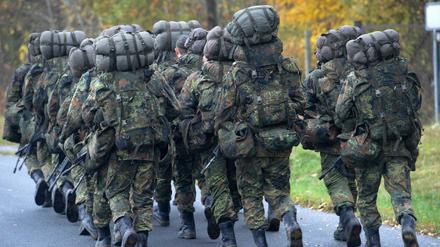 Soldaten in der Grundausbildung marschieren. 