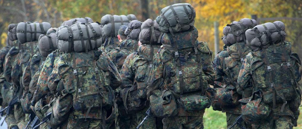 Soldaten in der Grundausbildung marschieren.