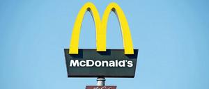 Die Leuchtwerbung eines McDonald's.