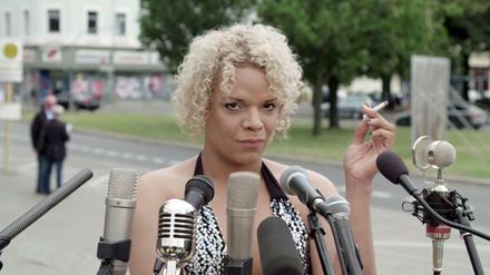 Ohne Worte. In Pauline Boudrys und Renate Lorenz' Videoarbeit "Silent" von 2016 schweigt die Sängerin Aérea Negrot in Mikrofone.