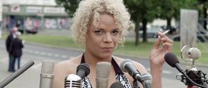 Ohne Worte. In Pauline Boudrys und Renate Lorenz' Videoarbeit "Silent" von 2016 schweigt die Sängerin Aérea Negrot in Mikrofone. 