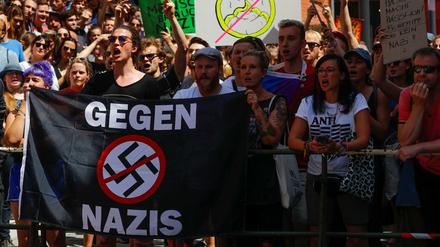 Hunderte Menschen haben gegen die rechtsextreme Bewegung protestiert.
