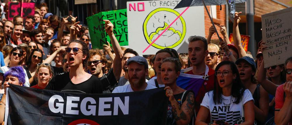 Hunderte Menschen haben gegen die rechtsextreme Bewegung protestiert.