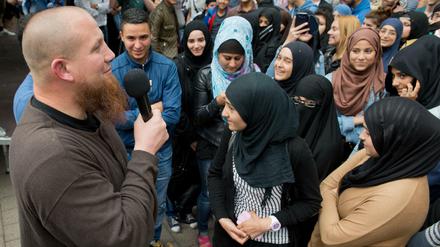 Der radikale Salafistenprediger Pierre Vogel (l) bei einer Kundgebung in Offenbach am Main (Hessen).