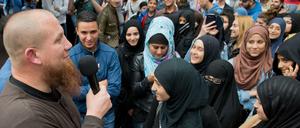 Der radikale Salafistenprediger Pierre Vogel (l) bei einer Kundgebung in Offenbach am Main (Hessen).