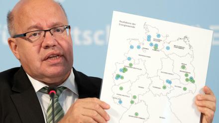 Eine Karte mit den geplanten Standorten der Reallabore für die Energiewende zeigt Bundeswirtschaftsminister Peter Altmaier (CDU). 