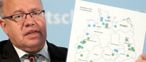Eine Karte mit den geplanten Standorten der Reallabore für die Energiewende zeigt Bundeswirtschaftsminister Peter Altmaier (CDU). 