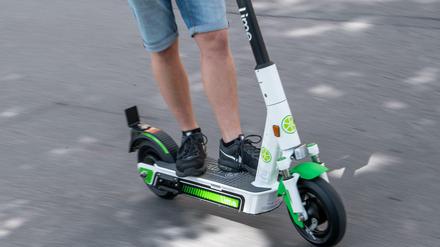 Stoppt der E-Roller abrupt, folgt der Fahrer den Gesetzen der Physik. Die führen über den Lenker.