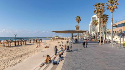 Wohin, wenn's warm ist? In Tel Aviv strömt alles an den Strand, auch bei Gluthitze.