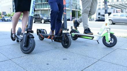 Wer ist lauter als grölende Junggesellen auf E-Rollern? 
