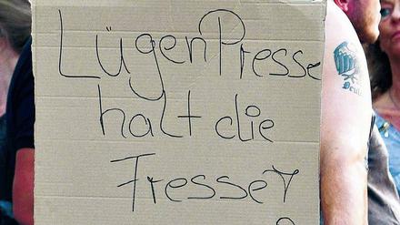 Gefahren für den Journalismus gibt es viele – durch rechtsextreme Gruppierungen ebenso wie durch unreglementierte Internetplattformen.