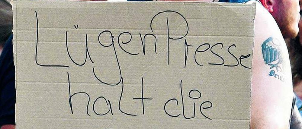 Gefahren für den Journalismus gibt es viele – durch rechtsextreme Gruppierungen ebenso wie durch unreglementierte Internetplattformen. 