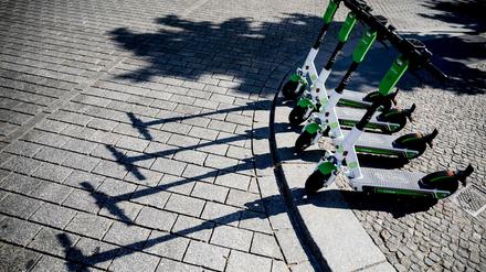 E-Tretroller wie die der Firma Lime dürfen nicht über das Tempelhofer Feld rollen
