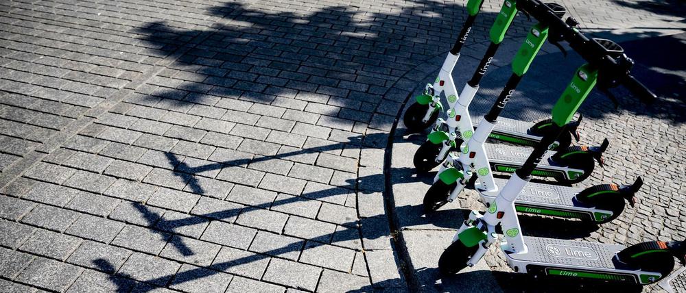 E-Tretroller wie die der Firma Lime dürfen nicht über das Tempelhofer Feld rollen