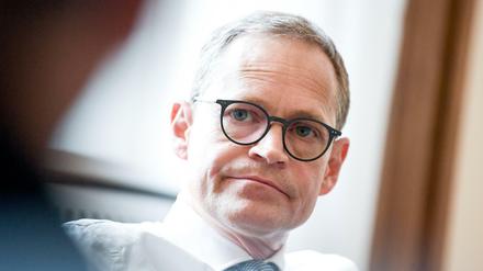 Urlaub unterbrochen. Michael Müller steht im Mittelpunkt eines Streits um Wohnungsbau,