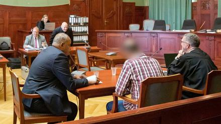 Der wegen Mordes angeklagte Boujemaa L. sitzt zu Prozessbeginn den Sitzungssaal im Landgericht Bayreuth.