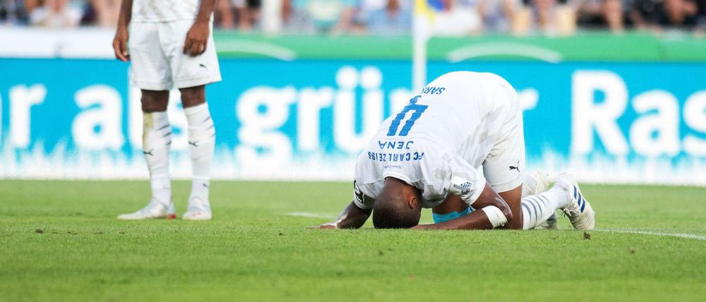 Kopf in den Rasen. Marian Sarr (rechts) will nach seinem zweiten Eigentor nur noch weg.