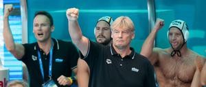 Bundestrainer Hagen Stamm jubelt mit seinem Team.
