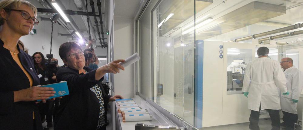 Anja Karliczek besuchte Mitte Juli das Zentrum für Sonnenenergie- und Wasserstoffforschung Baden-Württemberg (ZSW) in Ulm und sagte dabei Fördergelder zu - gewissermaßen als Kompensation für die Forschungsfabrik, die nicht in Ulm, sondern in Münster aufgebaut wird.