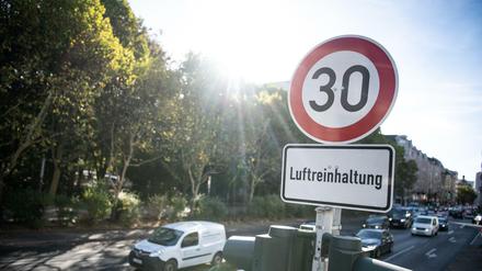 Weniger Tempo. Auf der Leipziger Straße gilt jetzt schon ein Limit, damit die Luft sauberer wird.