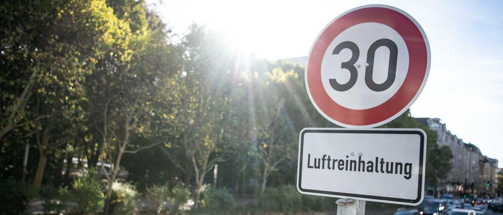 Weniger Tempo. Auf der Leipziger Straße gilt jetzt schon ein Limit, damit die Luft sauberer wird.