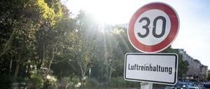 Weniger Tempo. Auf der Leipziger Straße gilt jetzt schon ein Limit, damit die Luft sauberer wird.