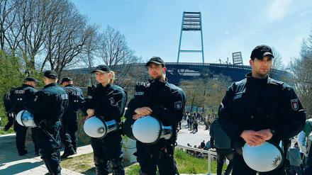 Mit der vollen Mannschaft. Erhöhte Polizeipräsenz gab es in der Saison 2017/18 bei 54 Risikospielen (26 in der Bundes- , 28 in der Zweiten Liga).