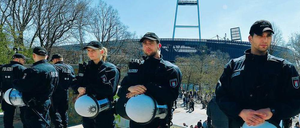 Mit der vollen Mannschaft. Erhöhte Polizeipräsenz gab es in der Saison 2017/18 bei 54 Risikospielen (26 in der Bundes- , 28 in der Zweiten Liga).