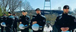 Mit der vollen Mannschaft. Erhöhte Polizeipräsenz gab es in der Saison 2017/18 bei 54 Risikospielen (26 in der Bundes- , 28 in der Zweiten Liga).