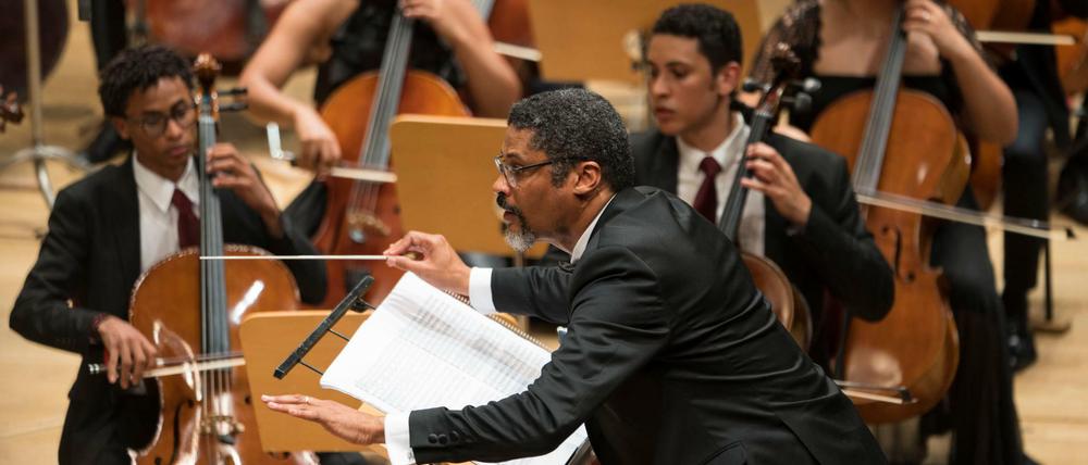 Das Orquesta Sinfonica Nacional Juvenil (Dominikanische Republik) mit seinem Dirigenten Alberto Rincon