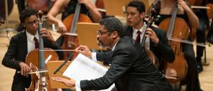 Das Orquesta Sinfonica Nacional Juvenil (Dominikanische Republik) mit seinem Dirigenten Alberto Rincon