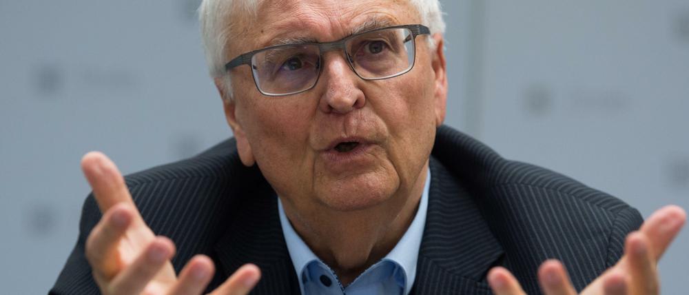 Not amused: Der frühere DFB-Präsident Theo Zwanziger gibt seine Verdienstorden zurück.
