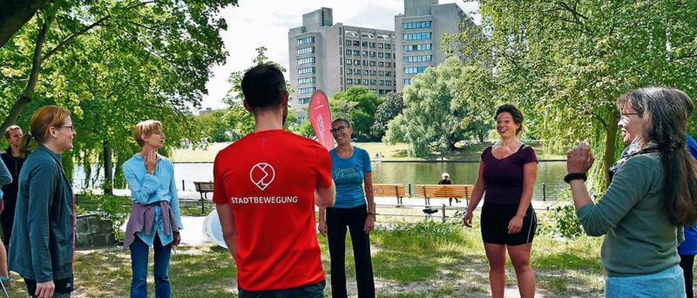 Kostenlose Köperkultur. Robin Spaetling lädt mit dem Verein Stadtbewegung Menschen in Berlin dazu ein, mit ihm Sport zu treiben.