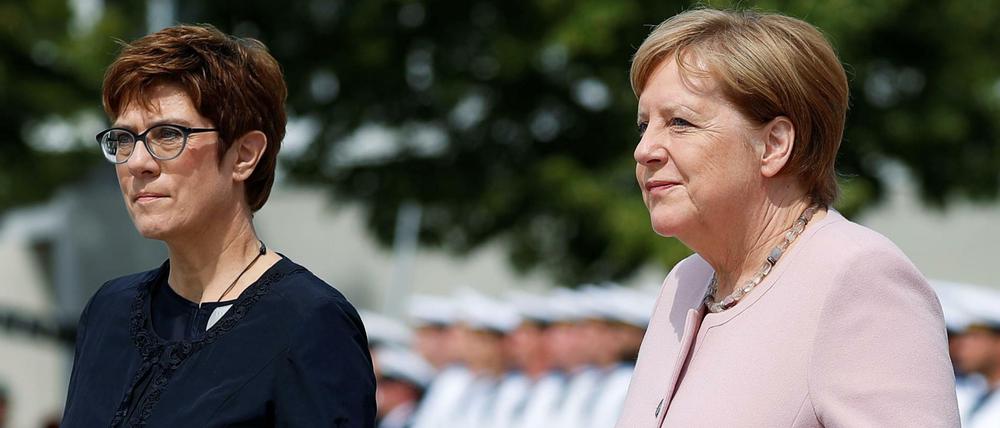 Verteidigungsministerin Annegret Kramp-Karrenbauer und Kanzlerin Angela Merkel