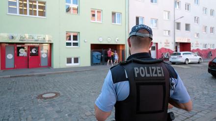 Ein Polizist steht in der Nähe einer Kindertagesstätte in Leipzig.