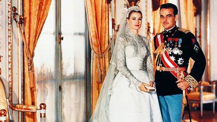 Wie in Trumps Wohnzimmer zur Adventszeit: das Hochzeitsbild von Grace Kelly und Fürst Rainier.