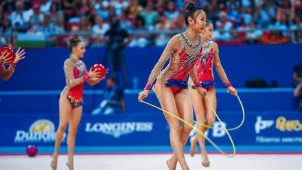 Anni Qu, 18, kam im Alter von sieben Jahren vom Ballett zur Rhythmischen Sportgymnastik. In diesem Jahr hat sie ihr Abitur gemacht und will sich jetzt komplett auf ihre Auftritte mit der Nationalmannschafts-Gruppe konzentrieren.