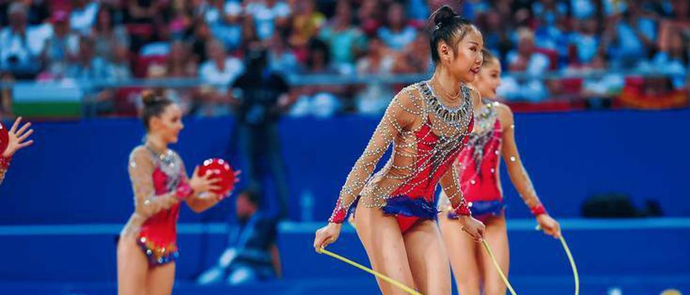Anni Qu, 18, kam im Alter von sieben Jahren vom Ballett zur Rhythmischen Sportgymnastik. In diesem Jahr hat sie ihr Abitur gemacht und will sich jetzt komplett auf ihre Auftritte mit der Nationalmannschafts-Gruppe konzentrieren.