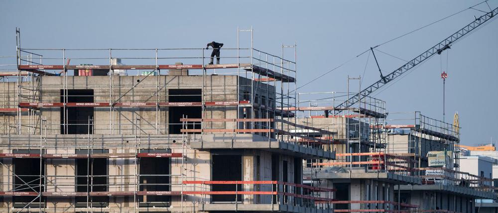 Ein Baugerüst steht an einem Rohbau für Neubau-Wohnungen in Schöneberg.