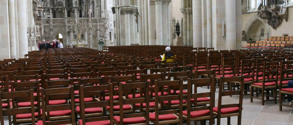 Leere Kirchenstühle - hier im Magdeburger Dom.